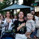 우크라인들은 전통자수 셔츠에 바쳐진 부슈반카 행진의 전몰 설립자를 기린다 이미지