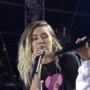 Miley Cyrus &amp; Ariana Grande / Don't Dream It's Over 이미지