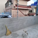 주택 담장 앞 이미지