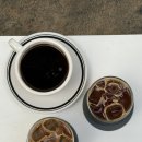 카페구석 | 용리단길 카페 용산 인바이티드 내돈내산 방문후기 2층 구석자리