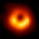 M87의 블랙홀 주변의 자기장을 보여주는 편광 광 이미지