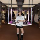 엠엘비 플래그십스토어 카리나 MLB 여성반팔티 입고 성수동 데이트 행사 참여