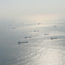 부산항구 외항의 선박들 이미지