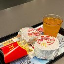 21세기주유소 | 맥도날드 신메뉴 페퍼로니 메가 더블 피자 버거 후기