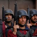 파키스탄 경찰을 조준선에 둔 이슬람 무장세력 이미지