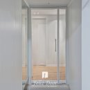 모아엘가파크뷰경노당 | 대구중문설치 화이트 스윙 중문 시공: 답답했던 현관, 투명 강화유리와 비대칭 도어로 개방감 완성