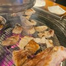 계절에 어울리는 테이블 꽃장식 이미지