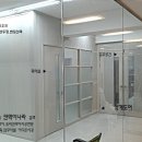 수원시 인계동 사무실 칸막이공사 - 화이트오크색상의 래핑판넬.격자유리칸막이 이미지