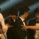 정해인이랑 비교되는 김수현 인기상 받은날.gif 이미지