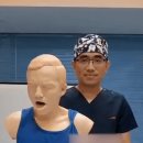 하임리히법할때 정확한 손의 위치 이미지