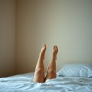 혈관 외과 전문가들이 하지 부종과 다리 핏줄 예방을 위해 잠들기 전 5분 동안 꼭 실천하는 다리 올리기...