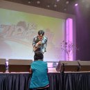 대백프라자 TBC 가요아카데미 노래교실 옥샘씨 멘트를 할 때와 노래를 부를 때 찍은 인증샷 사진입니다 이미지