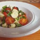 방울 토마토 루꼴라 샐러드 보코치니 치즈 곁들인 리스샐러드 이미지