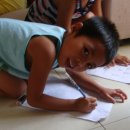 뿔로주님의교회 사무실바닥에서 그림그리기에 열중하는 뿔로의 &#39;에드리안&#39;(권영국/한정희님 후원) /아시아입양운동본부 이미지