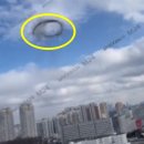러시아 도심 하늘에 나타난 정체불명 '검은 고리' 이미지