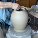 포옹-HUG | 사랑을 담아서 만드는 도자기 오브제 항아리 위에 흔적 남기기 도자기 허그수업 hug pottery