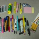 [필기구] 각종 펜, 풀, 자, 지우개, 칼, 수정테이프, 포스트잇, 연필, 샤프심 이미지