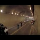 터널 천정을 달리는 벤츠 SLS 이미지