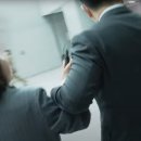 권성동, 질문하는 기자 손목 잡아채 끌고 가 “지라시 취재는 거부” 이미지