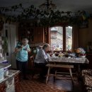 전쟁이 계속 격화되는 동안 우크라이나 마을 사람들은 전통을 고수한다 이미지