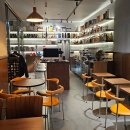 주흥길 64-17 | [강남/논현] 확장 이전한 '어딕티브 카페 &amp; 바' 재방문! 인생 라떼와 티라미수