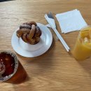 코스모스에이피티커피 | 전주 한옥마을 근처 코스모스에이피티커피에서 필터커피, 주스, 시나몬 크루아상 롤