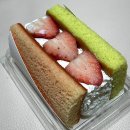 스타벅스 딸기 마스카포네 샌드 케이크, 인스타 비주얼은 합격이지만 맛은 아쉬운 이유?