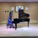 꽃망울피아노 앞 이미지