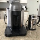 Nespresso coffee maker 와 milk frother 이미지