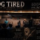 붉은 전구 아래의 비밀, 그리고 DOG TIRED 이미지