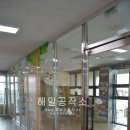 논산시청어린이도서관현관유리문꾸미기.유리창문꾸미기.글라스페인팅.유리그림.창문꾸밈.유치원어린이집창문꾸미기.예쁜유리창문그림.예쁜유치원꾸미기 이미지