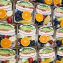 송화체육관 | 샌드위치&amp;과일 / 송화포도와 허니듀멜론을 곁들인 / 미란다마켓표 단체간식주문