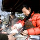 밥 퍼주는 남자 이미지