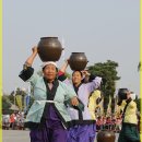 물동이 이고 가는 이미지