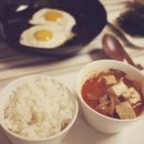 혀를 휘감는 가게에서 파는 감칠맛 쩌는 밥도둑 김치찌개 먹고 싶다고? 따라와 밥도둑 돼지고기 김치찌개 만들어 먹자 이미지