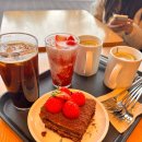 2377 | 딸기 시즌 투썸플레이스 메뉴추천 조합 딸기라떼 떠먹는 스초생 맛 후기