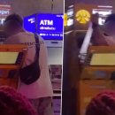 방콕 카오싼 거리에서 외국인 남성이 ATM을 파손, “카드가 빨려 들어갔다” 이미지