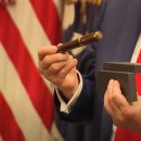 트럼프에게 선물한 펜을 만든 회사 이미지