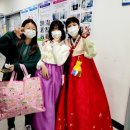 진제초등학교 여학생들이 한복을 대여하기 위해 공유센터를 방문했습니다. 이미지