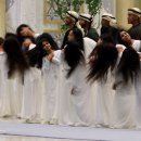 【알아얄라(Al-Ayyala)】" 이재명 대통령 UAE 방문 시 머리를 흔드는 여성들의 춤 이미지