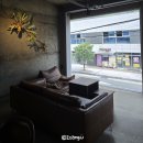 민락편한동물약국 | 부산 수영역 카페 다운트빌리지 편한 소파 민락역 소금빵