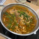 도서관 마당에서 가을 숲 캠핑 이미지