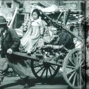 피난을 떠나는 가족 이미지