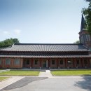 한국 전통 건축양식과 서양 건축양식이 결합된 건축물 이미지