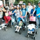 유모차 부대가 아름답다고 하는 한겨레 신문과 MBC 이미지