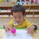 미술 -손수건(펠트지)에 도트물감을 찍어요 이미지