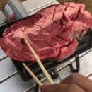 고기를 맛나게 구워주는 1인용 고기 불판 이미지