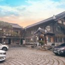 한정식 소나무 앞 이미지