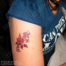 팔에 꽃을 이용한 레인보우타투 이미지
