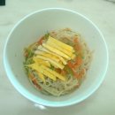 아기들 비빔국수 이미지